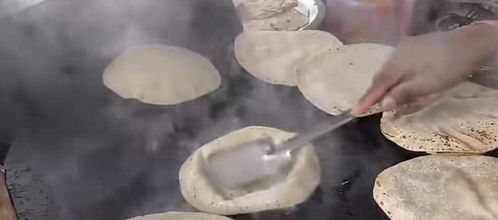 没想到印度街头出现了鸡蛋灌饼 制作有模有样,灌法给满分